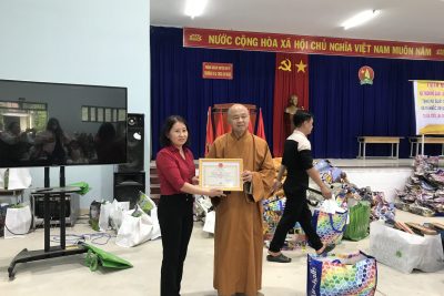 Đoàn từ thiện, Hoà thượng Phổ quang – Am vô trụ ở Tỉnh Bà Rịa – Vũng Tàu và Mạnh thường quân đã tặng cho các em học sinh