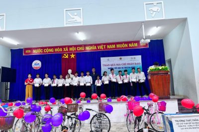 Trao quà nhân đạo cho học sinh Trường TH & THCS Ba Ngạc do trường THPT Trần Phú Và Công Ty lọc Hoá Dầu Bình Sơn Trao Tặng